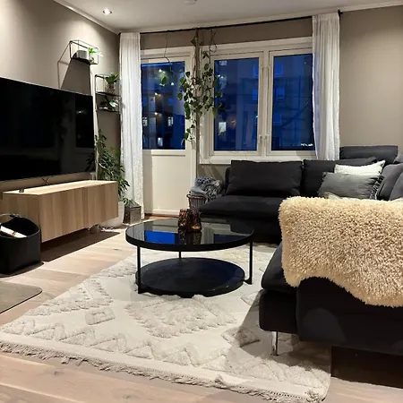 Charming Near The Woods With Parking