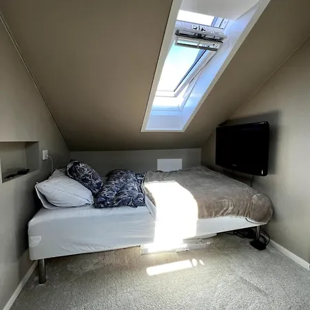 Charming Near The Woods With Parking *