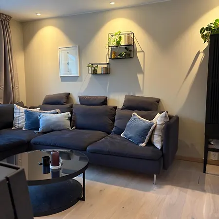Charming Near The Woods With Parking *